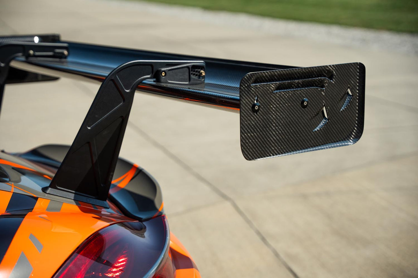 Verus V1X rear wing angle view - Porsche 981 718 GT4