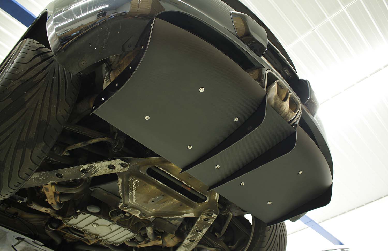 Verus Engineering rear diffuser - Porsche 987 Cayman strakes